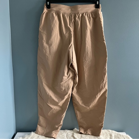 Nike Essentials Women’s Woven Sweatpants - Picture 6 of 11